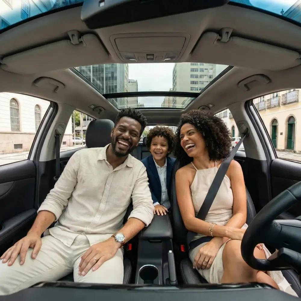 Família feliz com seu carro protegido pela AAPV